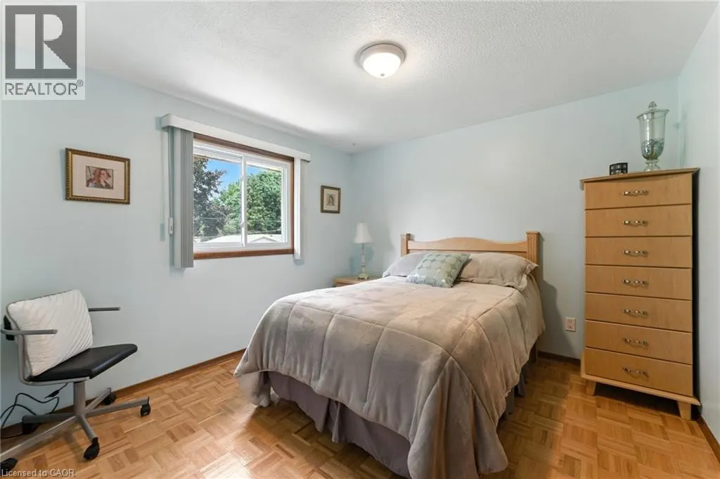 1043 CANFIELD Crescent