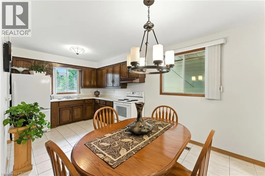 1043 CANFIELD Crescent