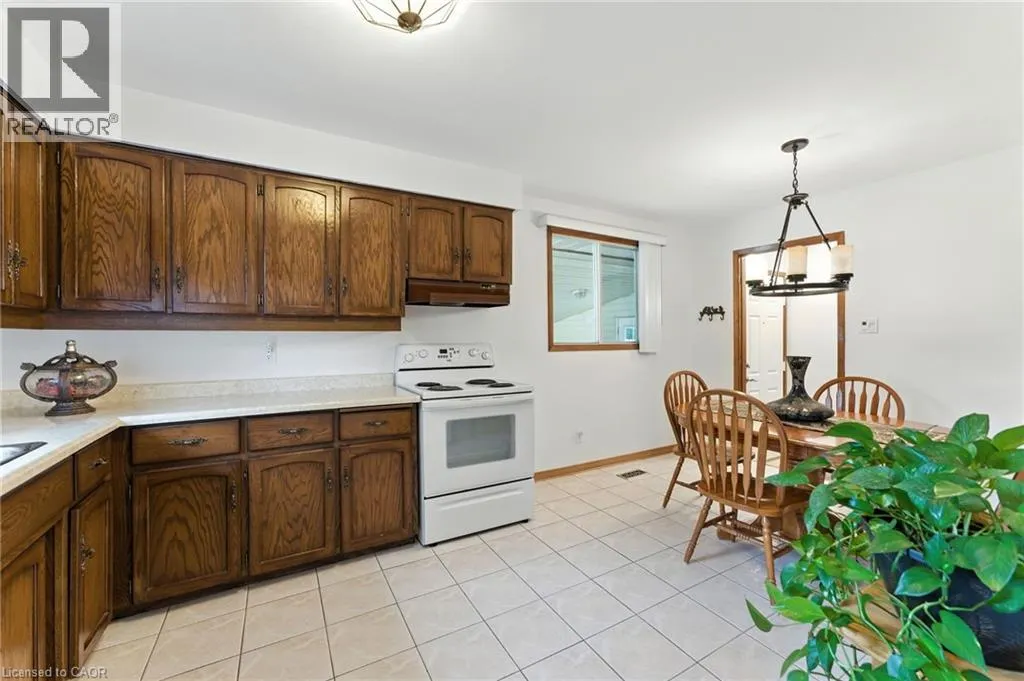 1043 CANFIELD Crescent