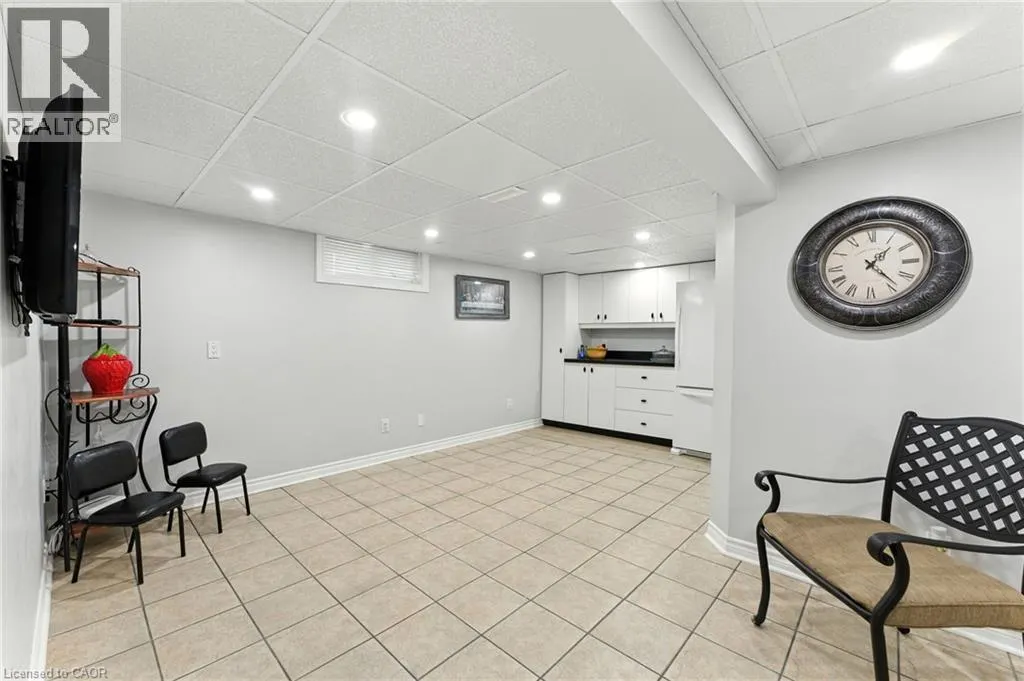 1043 CANFIELD Crescent