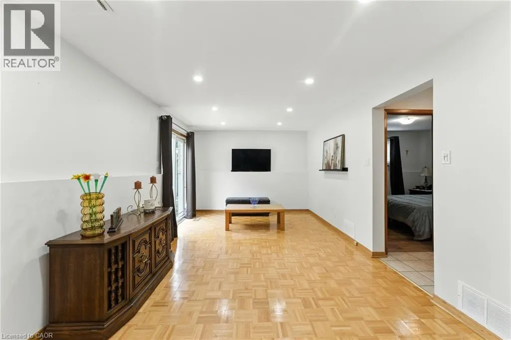 1043 CANFIELD Crescent