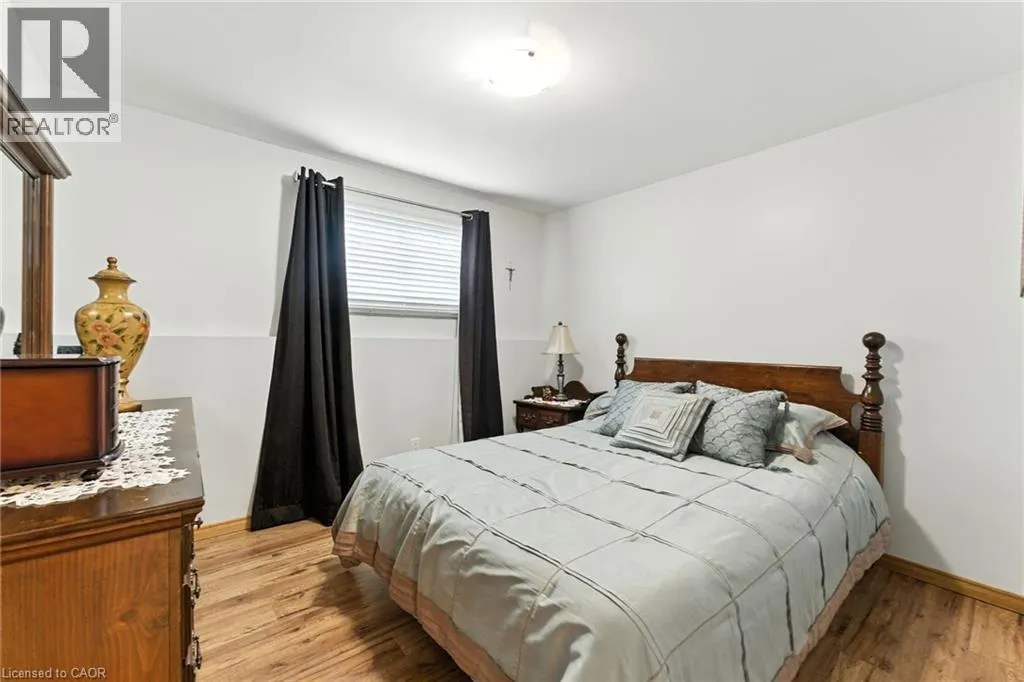 1043 CANFIELD Crescent