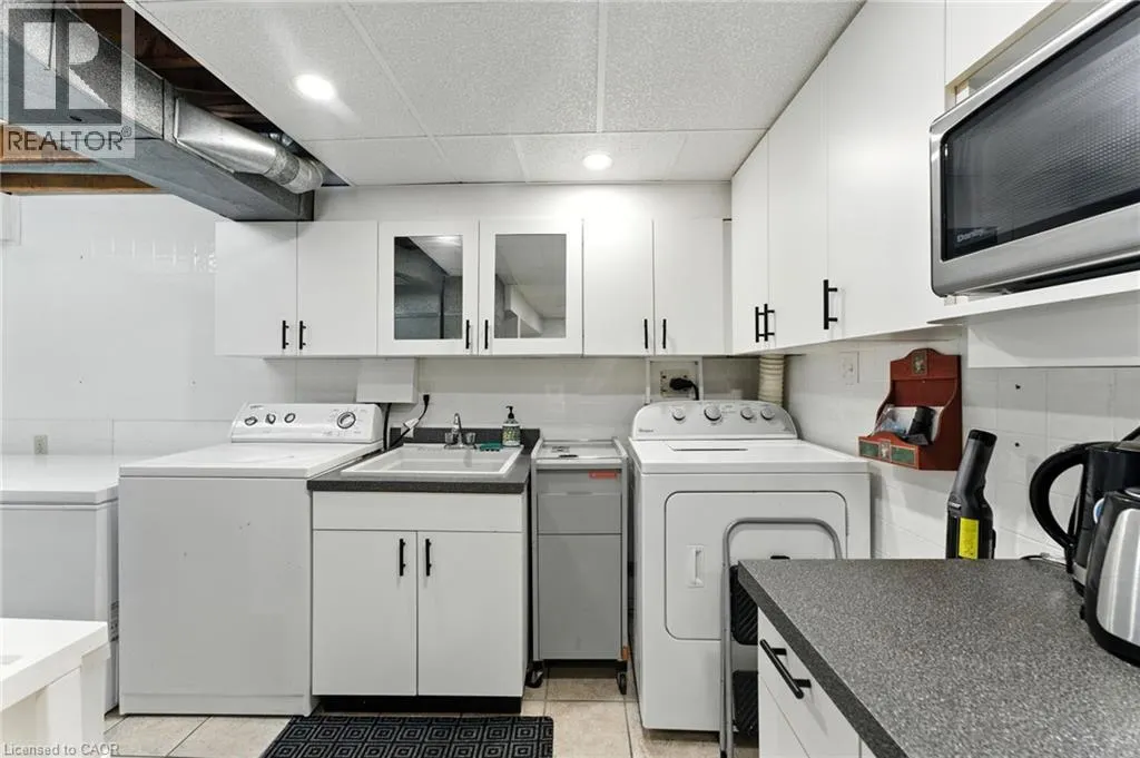 1043 CANFIELD Crescent