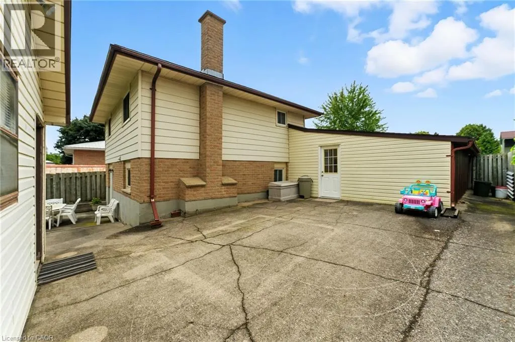 1043 CANFIELD Crescent