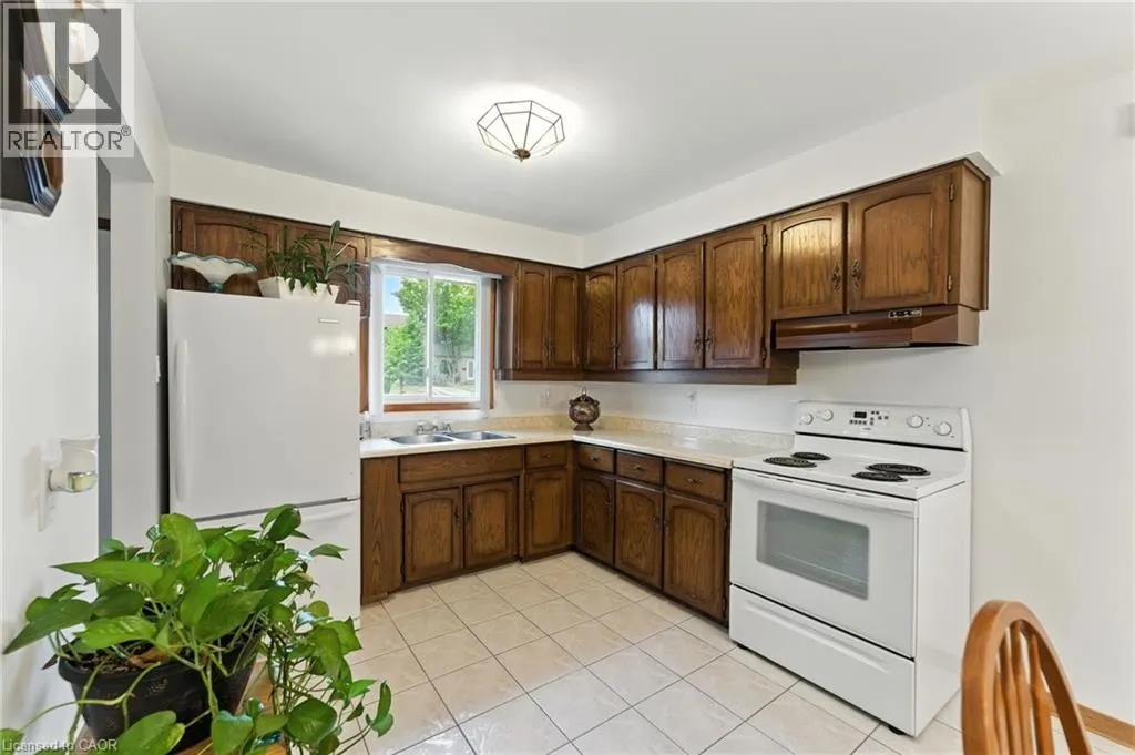 1043 CANFIELD Crescent