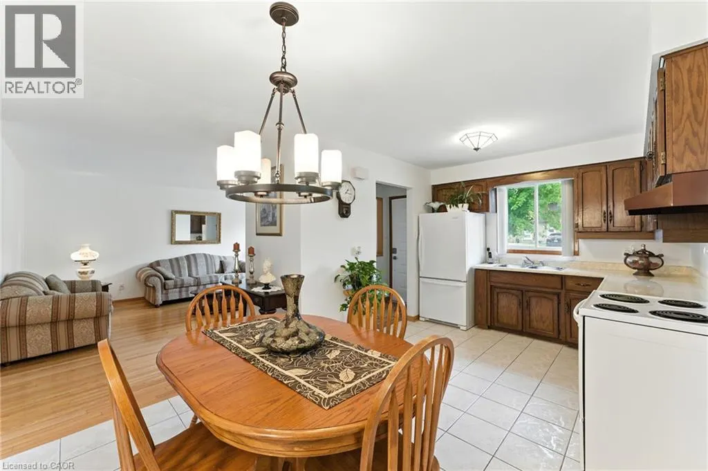 1043 CANFIELD Crescent