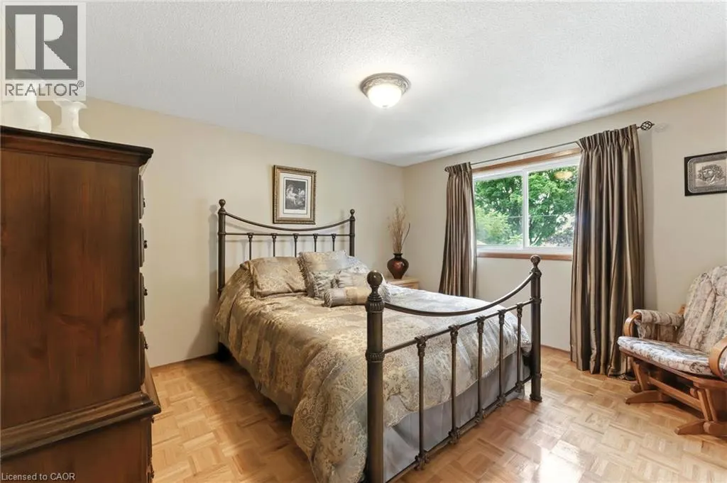 1043 CANFIELD Crescent