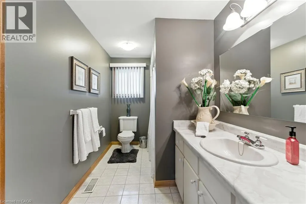 1043 CANFIELD Crescent