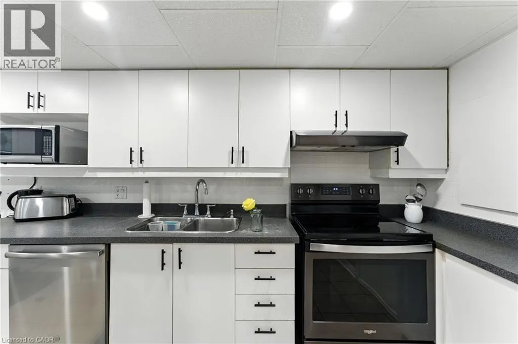 1043 CANFIELD Crescent