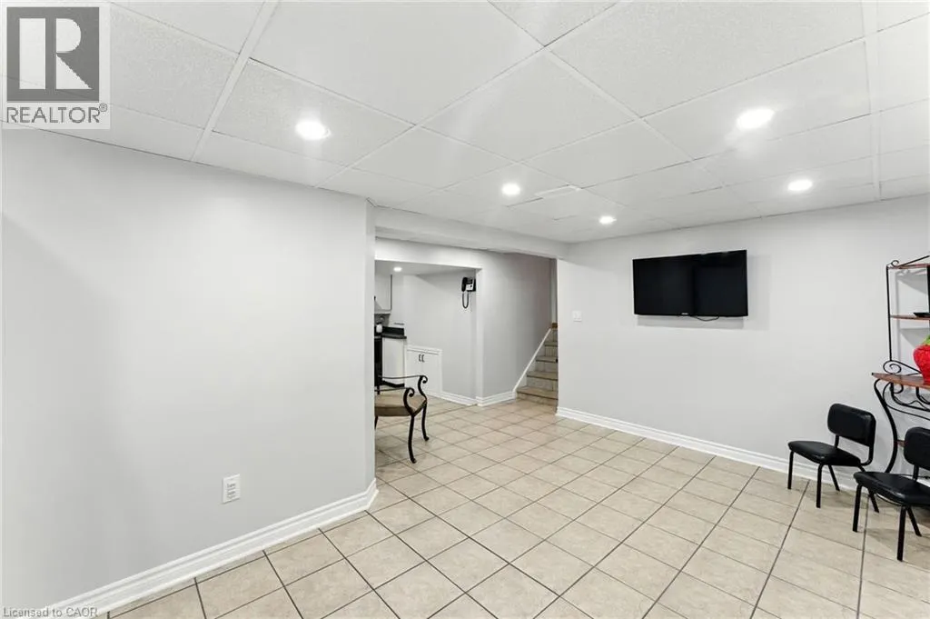 1043 CANFIELD Crescent