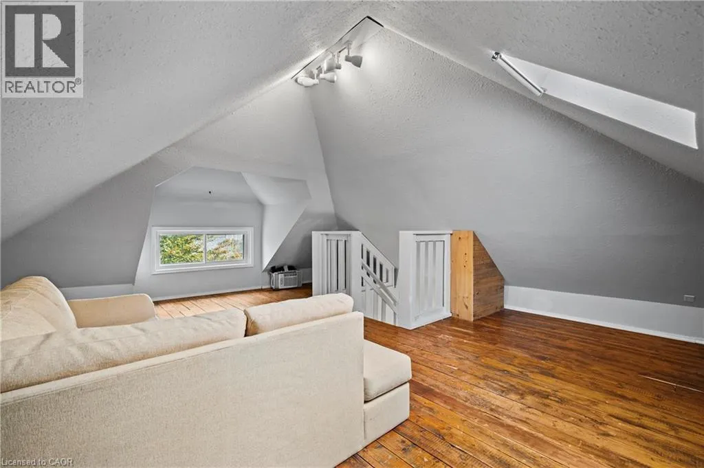 34 STIRLING Avenue N