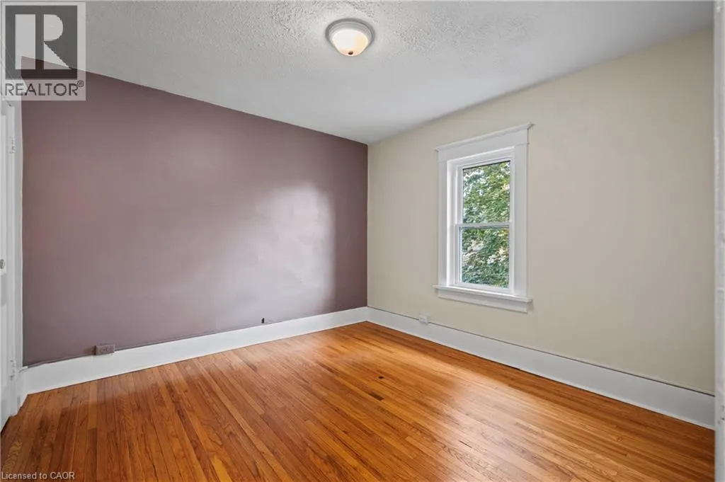 34 STIRLING Avenue N