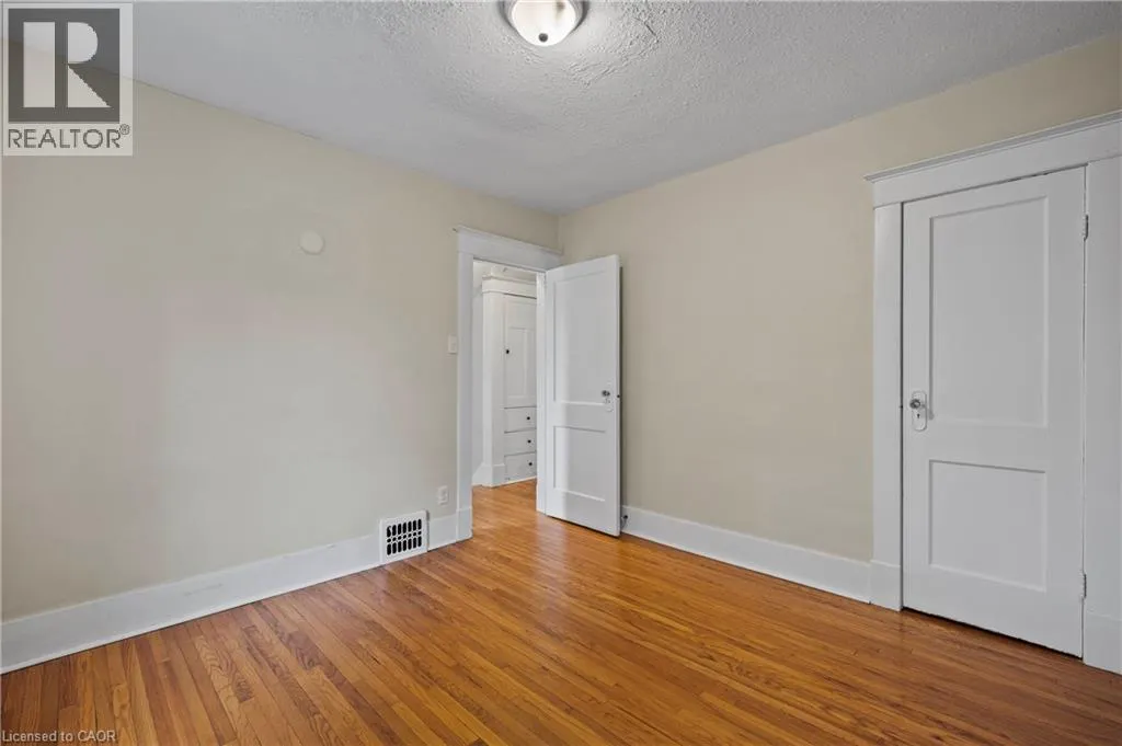 34 STIRLING Avenue N