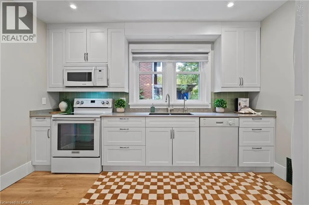 34 STIRLING Avenue N