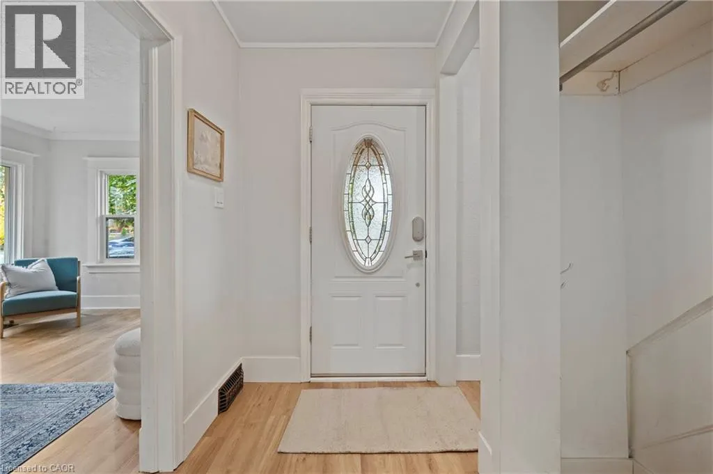 34 STIRLING Avenue N