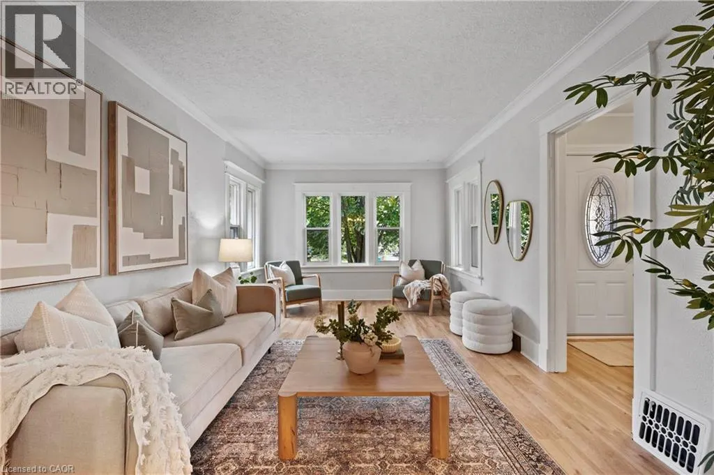 34 STIRLING Avenue N