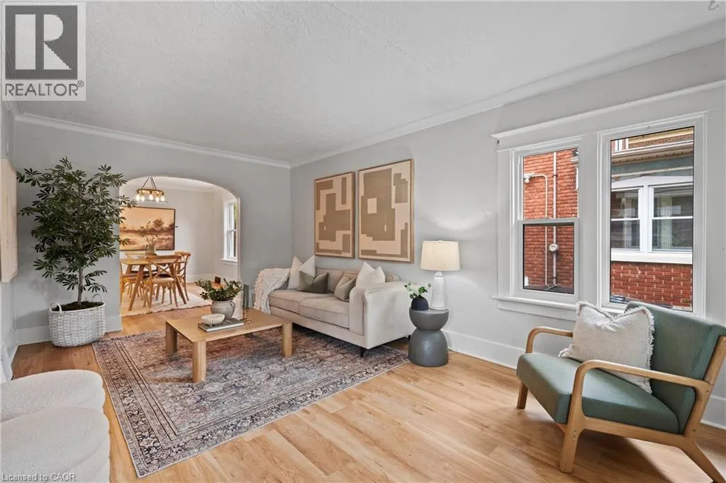 34 STIRLING Avenue N