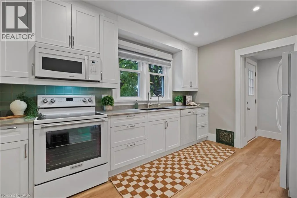 34 STIRLING Avenue N