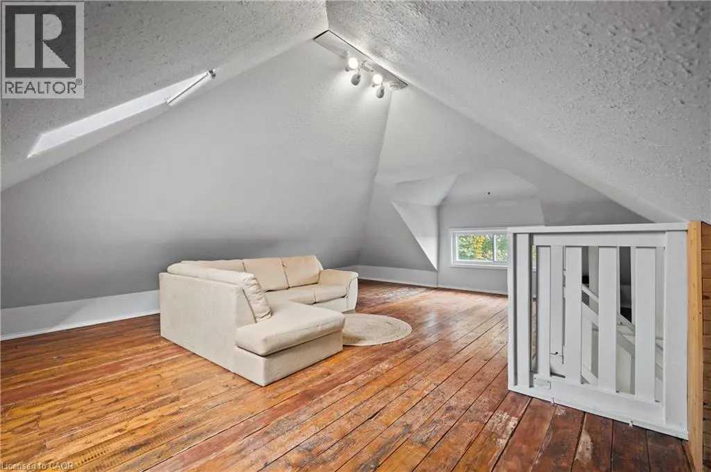 34 STIRLING Avenue N