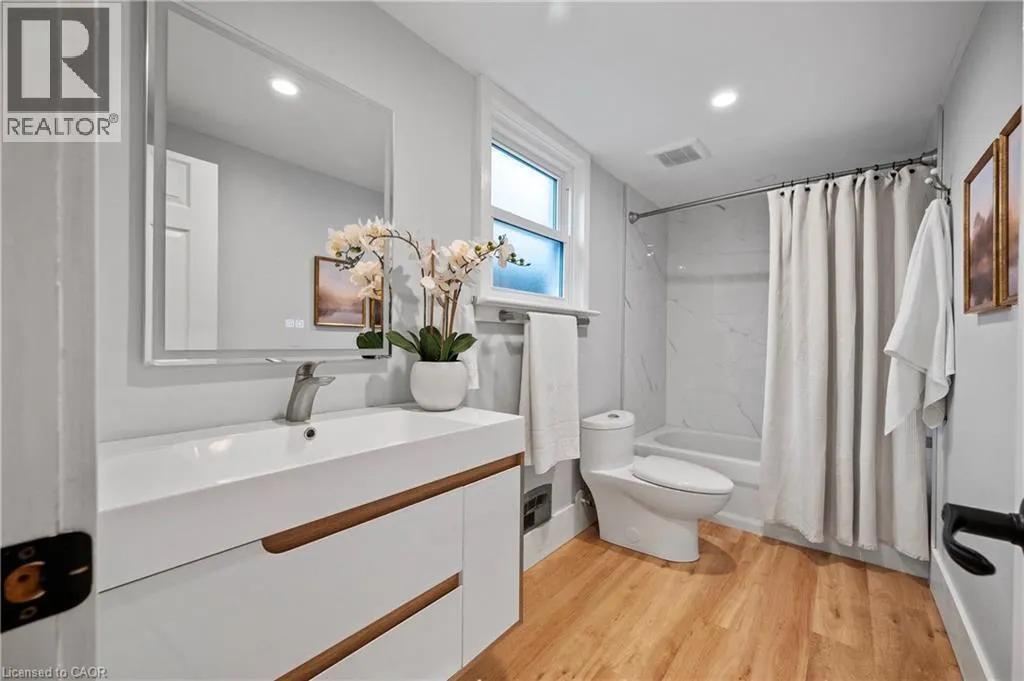 34 STIRLING Avenue N