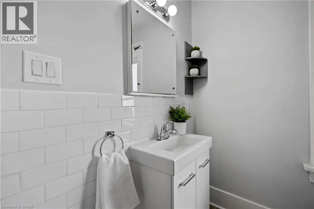 34 STIRLING Avenue N