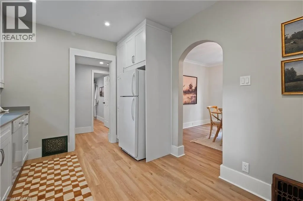 34 STIRLING Avenue N