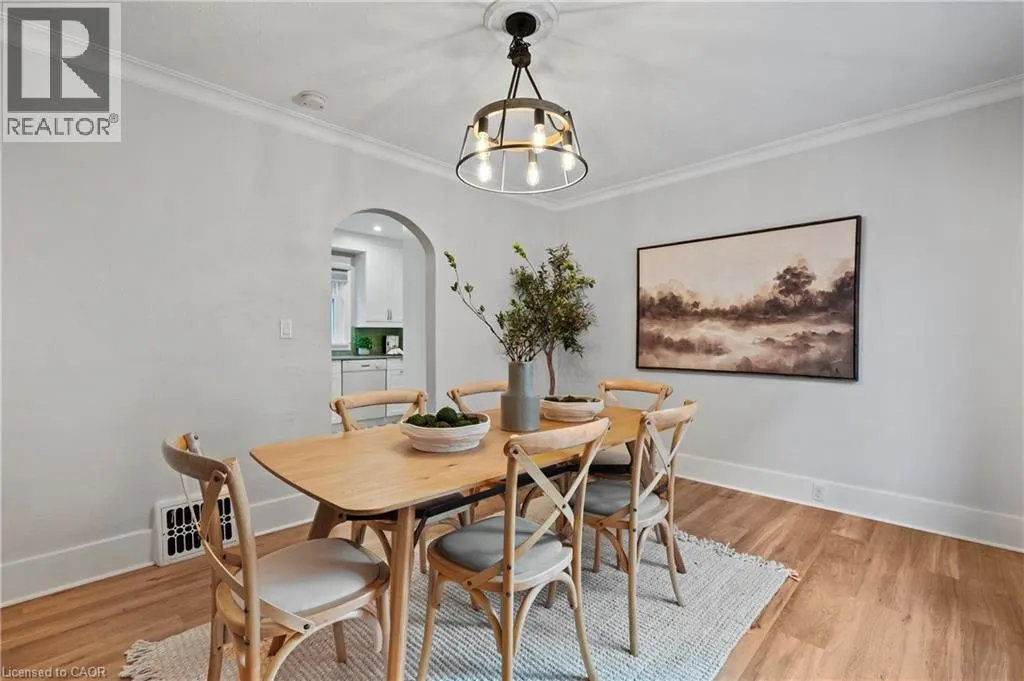 34 STIRLING Avenue N