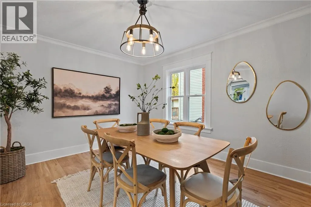 34 STIRLING Avenue N