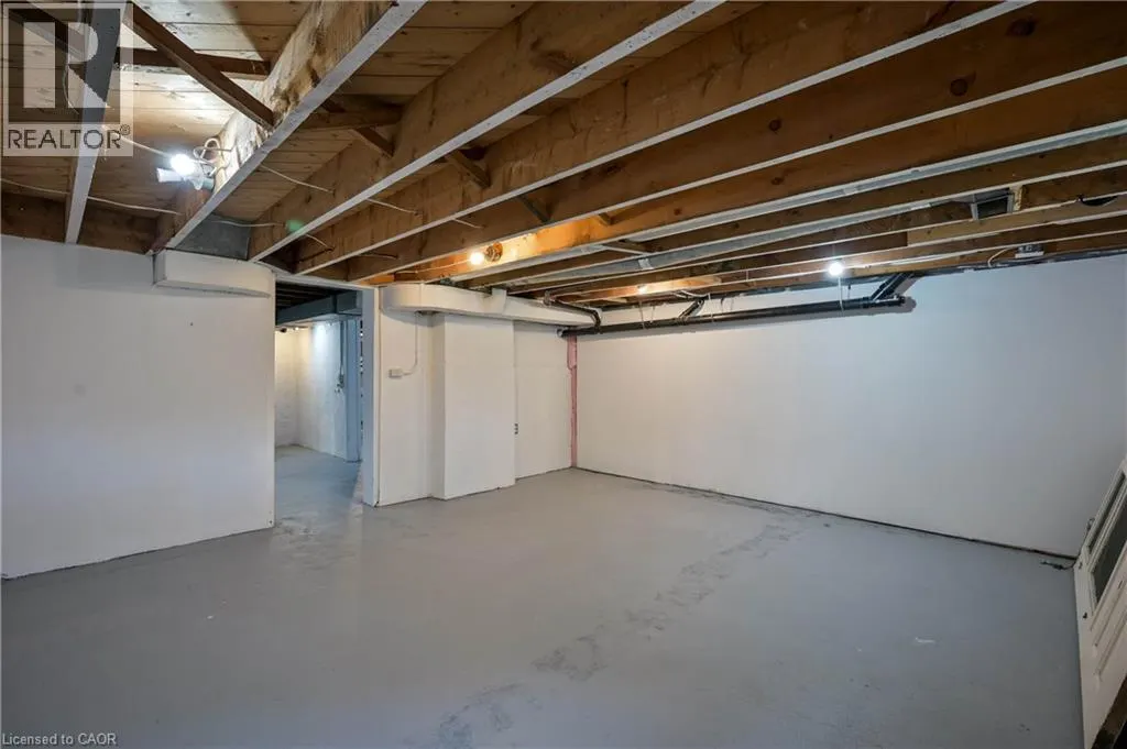 34 STIRLING Avenue N