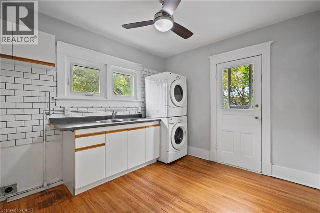 34 STIRLING Avenue N