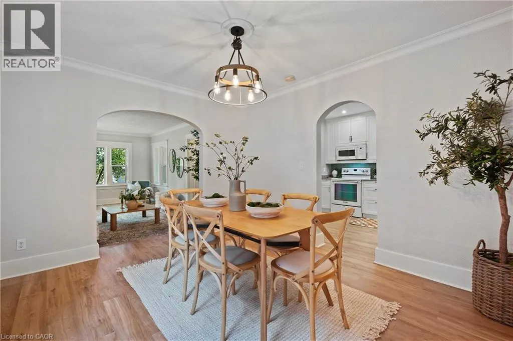 34 STIRLING Avenue N