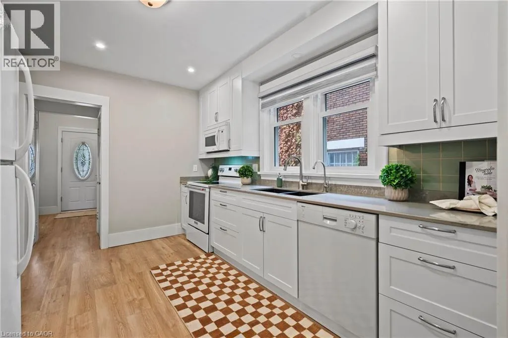 34 STIRLING Avenue N