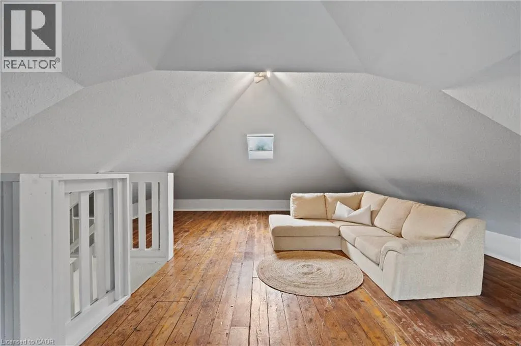 34 STIRLING Avenue N