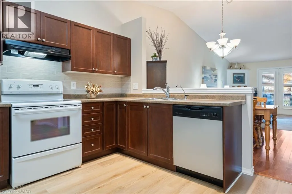 510 QUEENSWAY W Unit# 33, #33