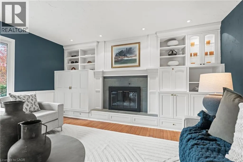 362 POMMEL GATE Crescent