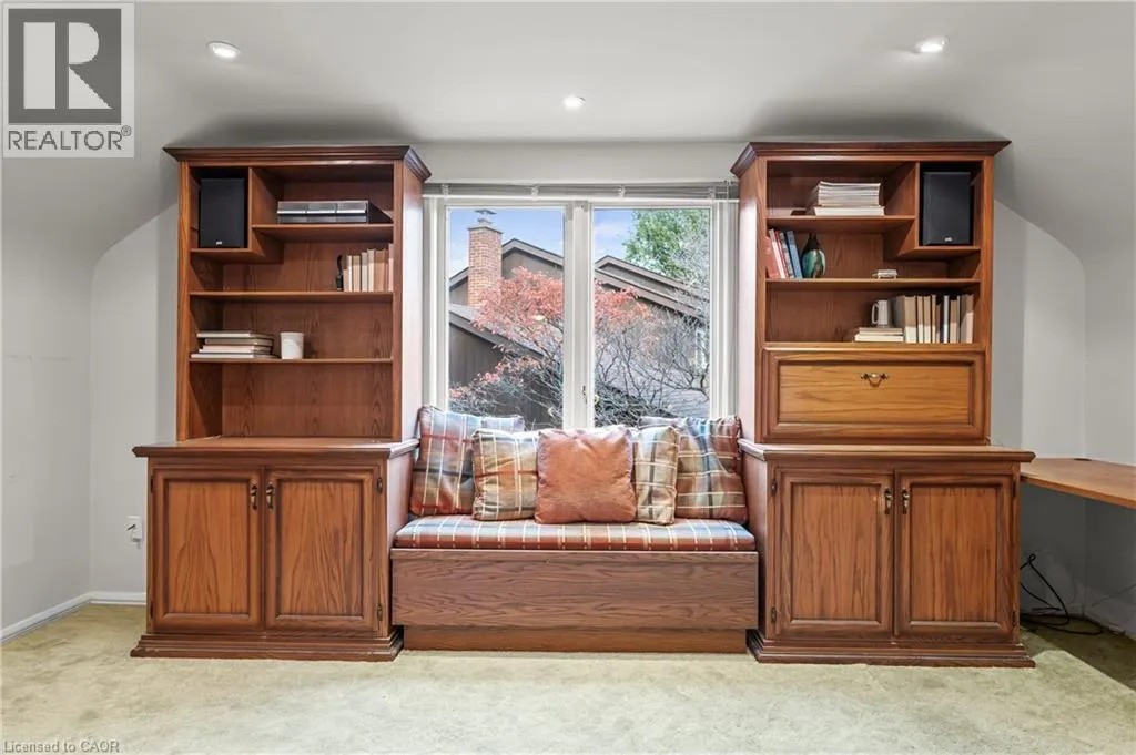 362 POMMEL GATE Crescent