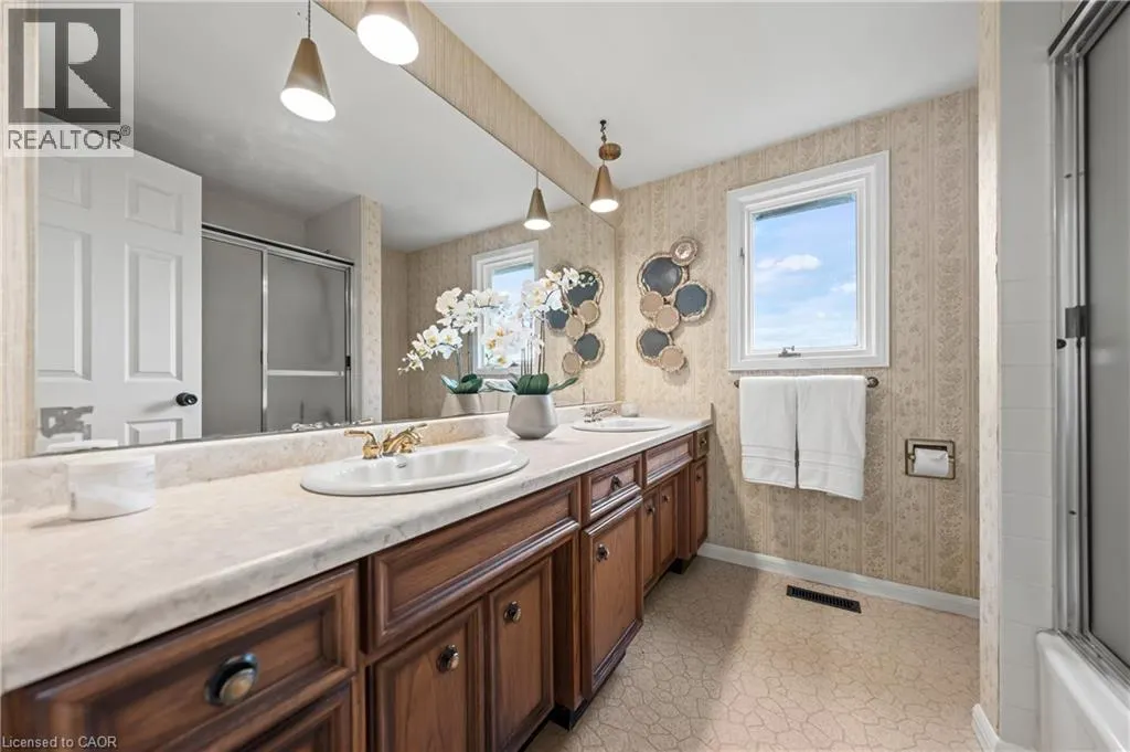 362 POMMEL GATE Crescent