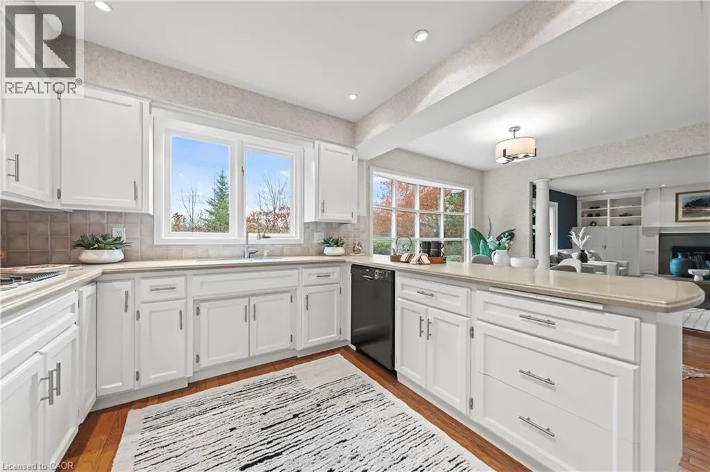 362 POMMEL GATE Crescent