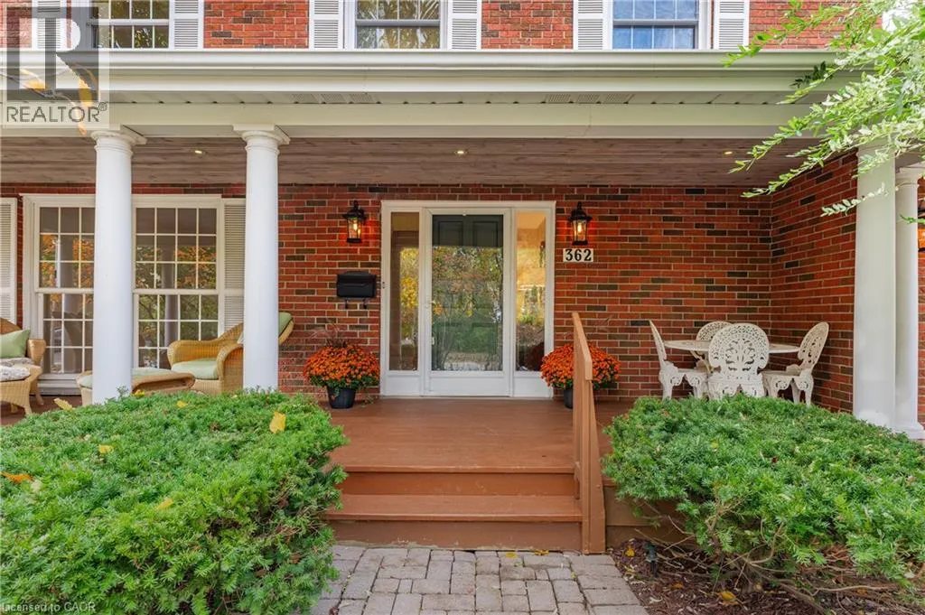 362 POMMEL GATE Crescent