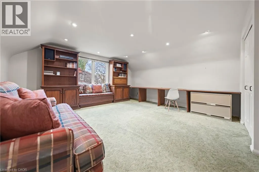 362 POMMEL GATE Crescent