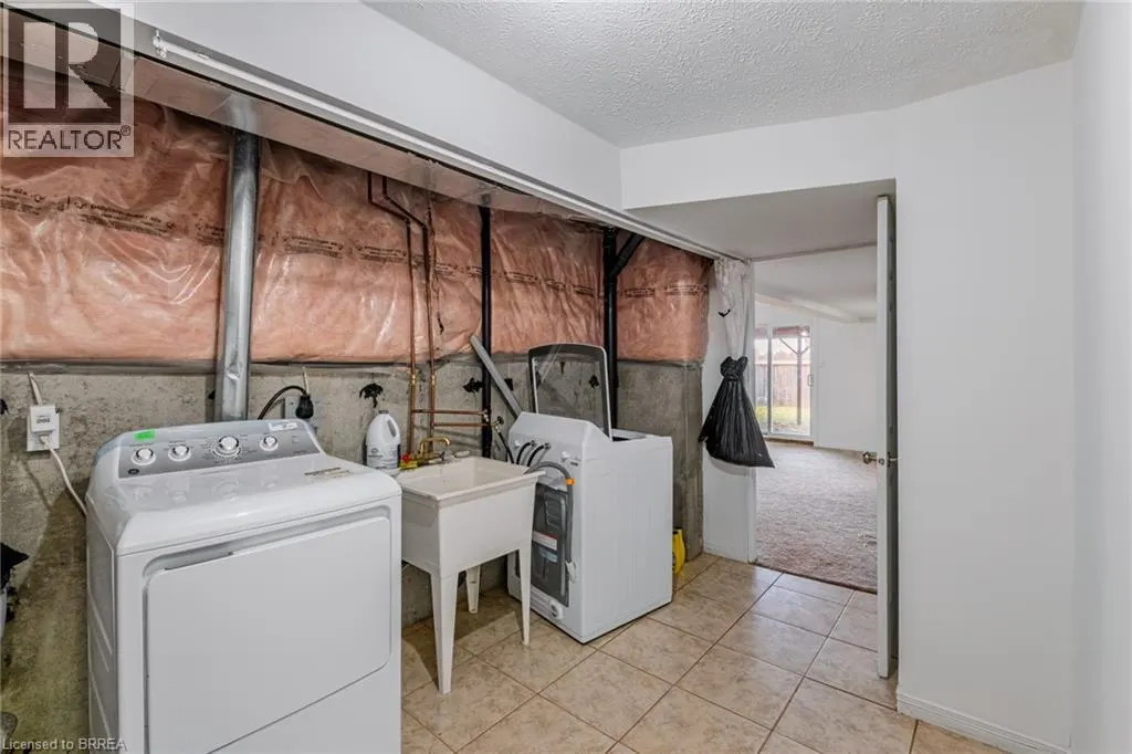 25 ANASTASIA Crescent