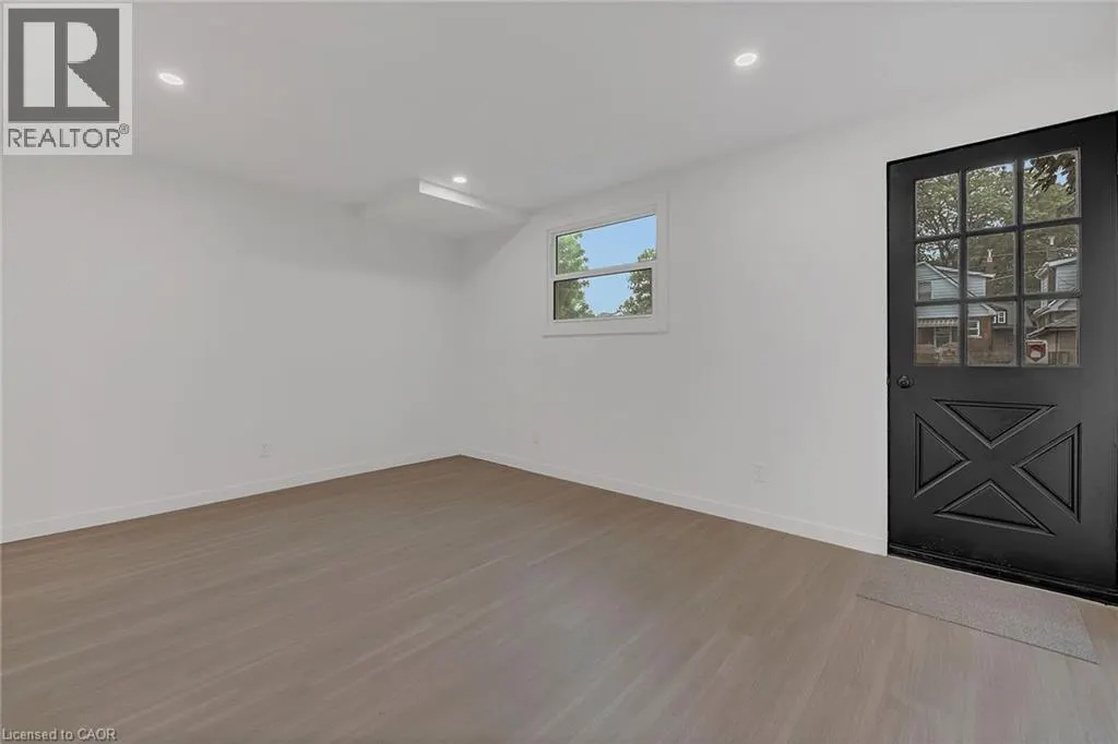 20 CROSTHWAITE Avenue N