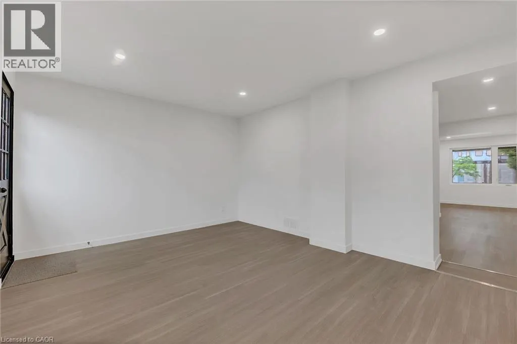 20 CROSTHWAITE Avenue N