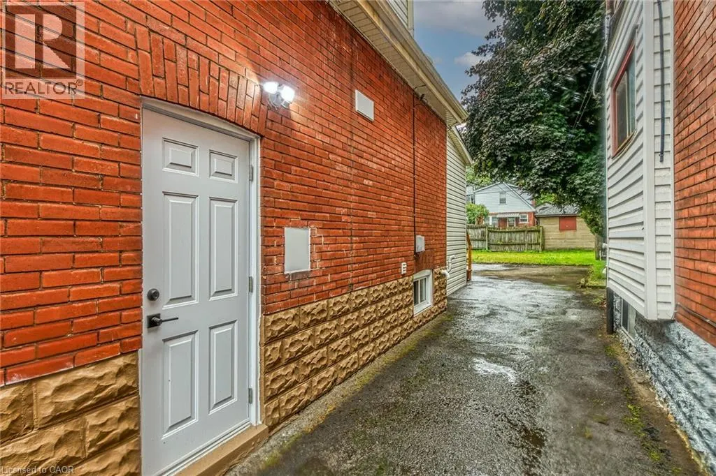 20 CROSTHWAITE Avenue N