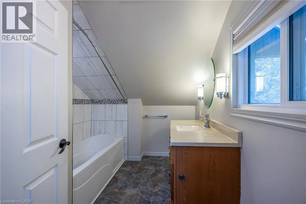 17 W MECHANIC Street W