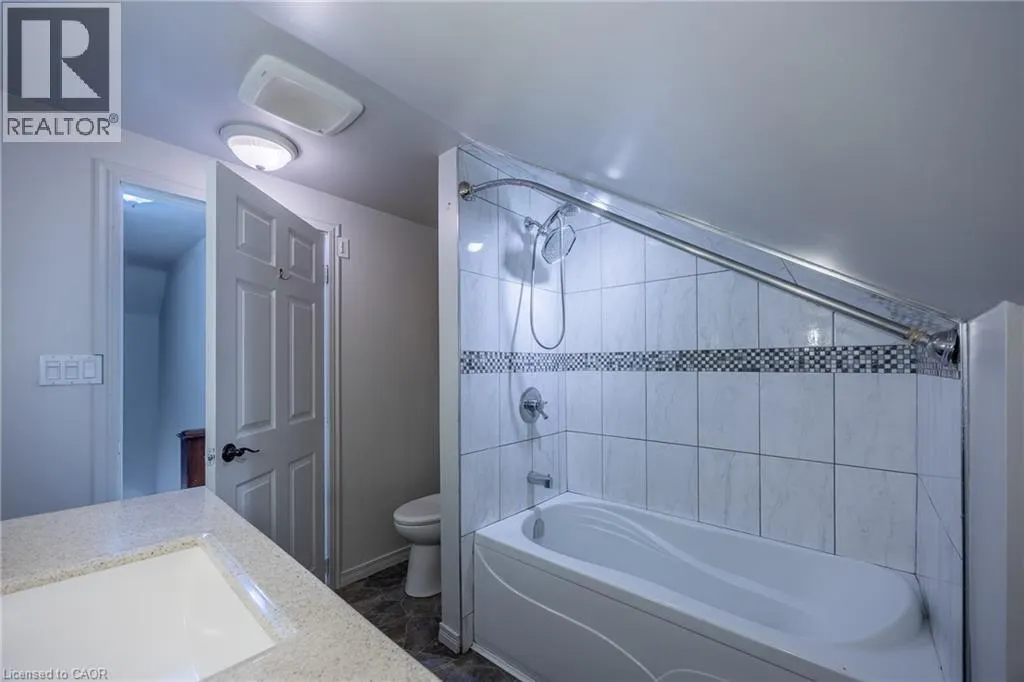 17 W MECHANIC Street W