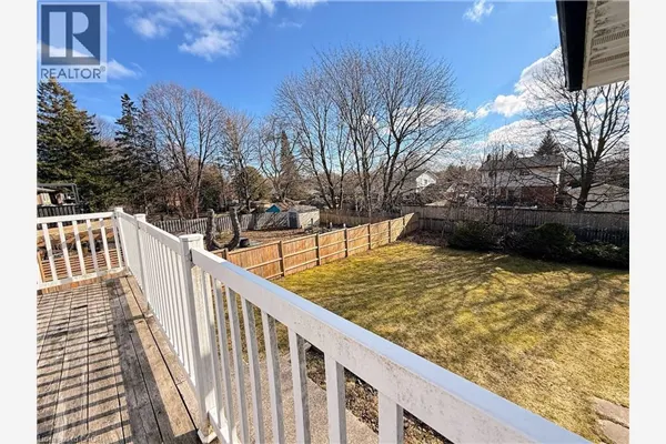 374 VICTORIA Road N