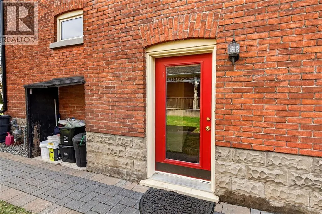 158 TALBOT Street N