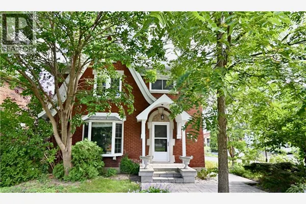 859 QUEEN'S Boulevard