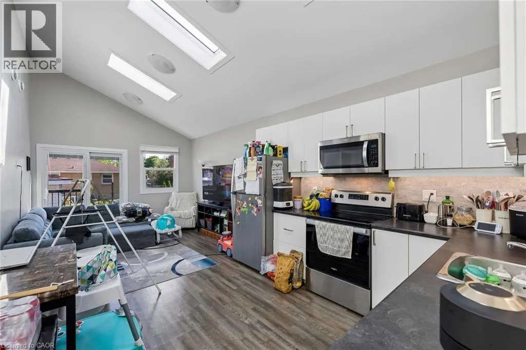 158 LAURENTIAN Drive N